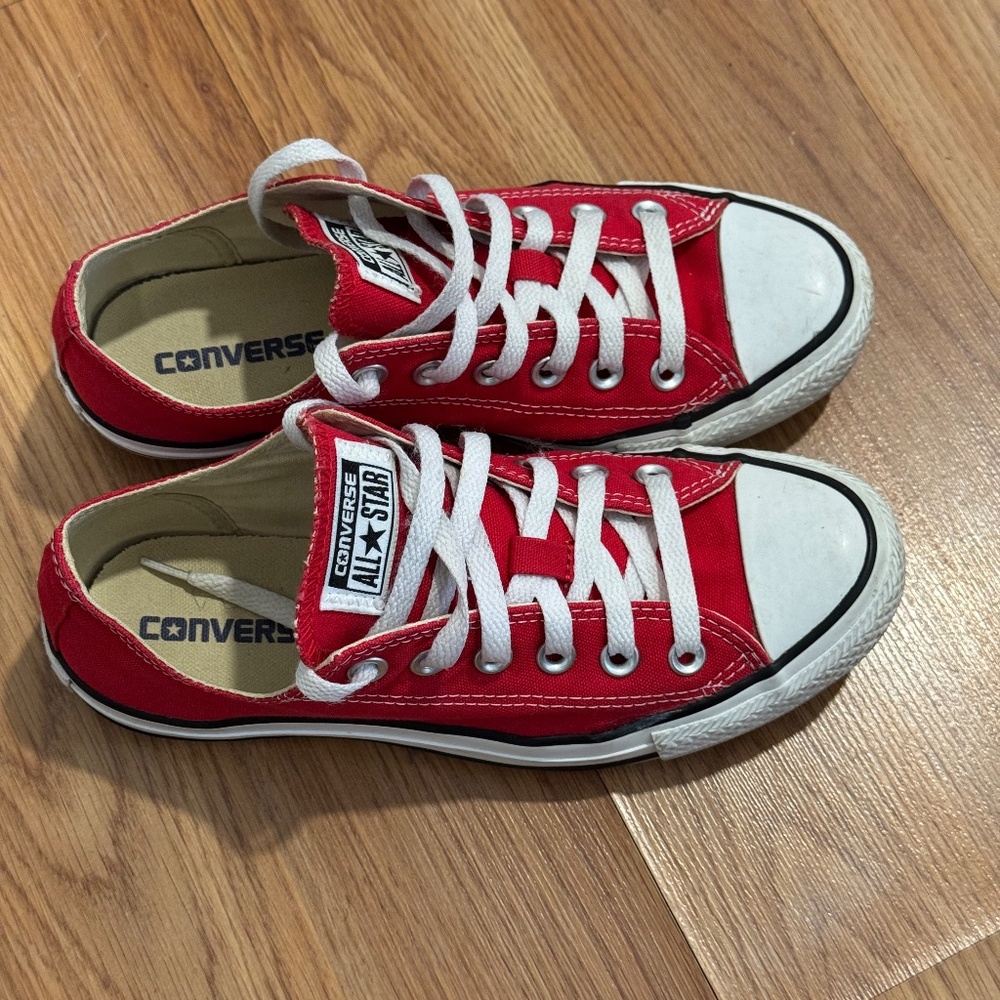 Convers all stars womens size 7, Red